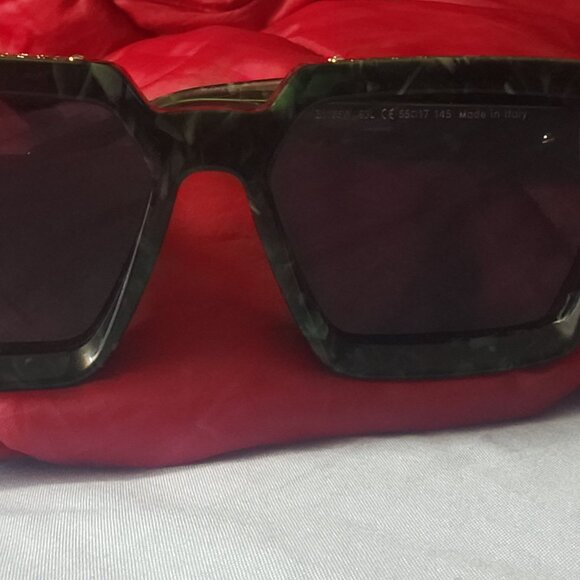 Louis Vuitton Sunglasses - Picture 6 of 6